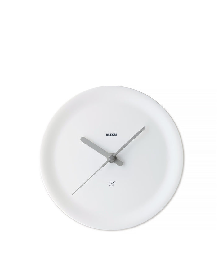 Orologio da parete minimalista, progettato appositamente per essere appeso in un angolo. Realizzato in plastica, l'orologio è bianco e non presenta numeri; la bellezza sta nel suo modo insolito di essere appeso in una stanza.