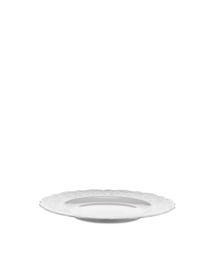 Disegnato da Marcel Wanders, il set di piatti da tavola Dressed presenta una sofisticata texture impressa sul bordo, con un bordo esterno finemente smerlato. Realizzato in porcellana bianca, è un set di 4 piatti per creare una tavola elegante.