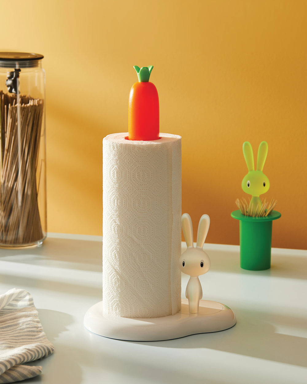 Der Hasen- und Karotten-Küchenrollenhalter ist eine skurrile Ergänzung der Stefano Giovannoni-Kollektion von Küchenutensilien, die für Gesprächsstoff sorgen.