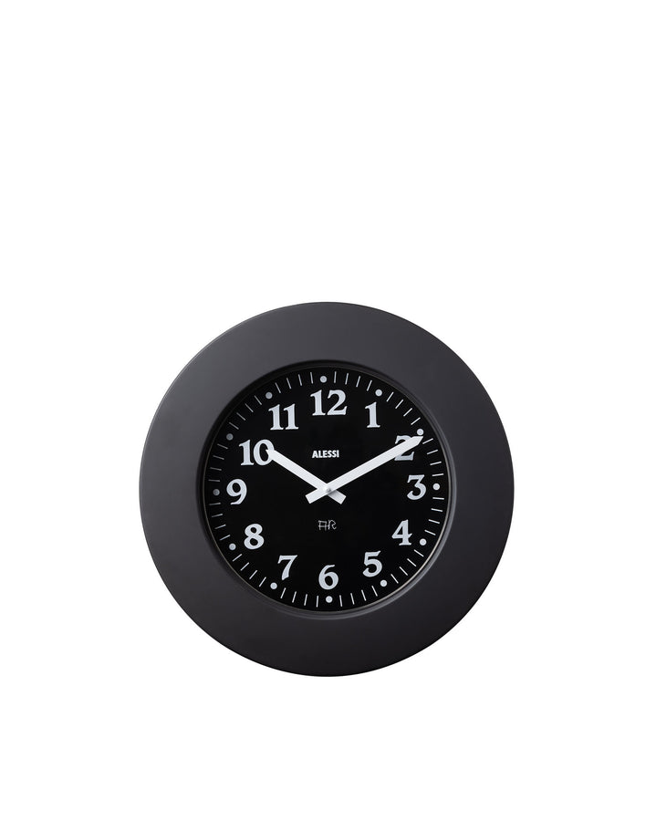 Grande orologio da parete di 40 cm di diametro, è la versione casalinga dell'orologio da polso Momento disegnato da Aldo Rossi. È in acciaio inossidabile nero con numeri e lancette bianche. L'orologio ha una cornice spessa e un movimento al quarzo di alta qualità.