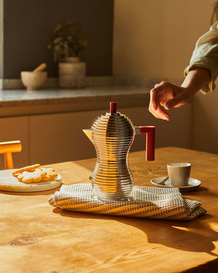 Eine stilvolle und moderne Interpretation der klassischen Mokkakanne. Dieser Espressokocher für den Herd mit seiner Sanduhrform hat ein funktionelles Design, das einen besser schmeckenden Kaffee garantiert.